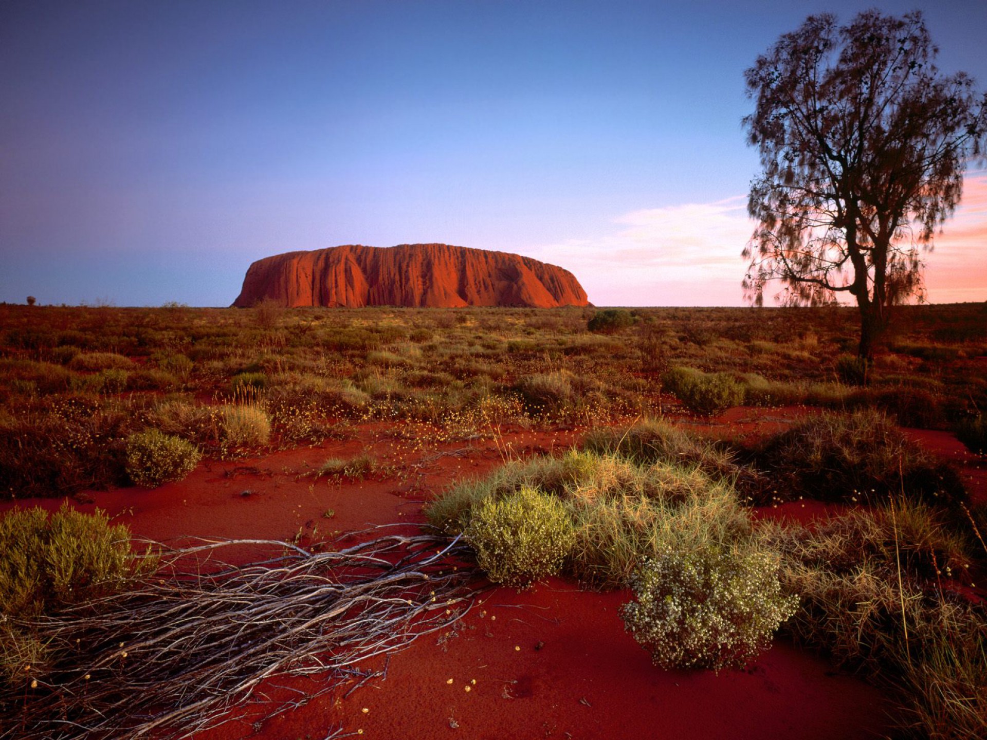 Природа австралии климат. Гора Улуру в Австралии. Гора Улуру, Северная Австралия. Скала Улуру. Красная скала Айерс-рок Австралия.